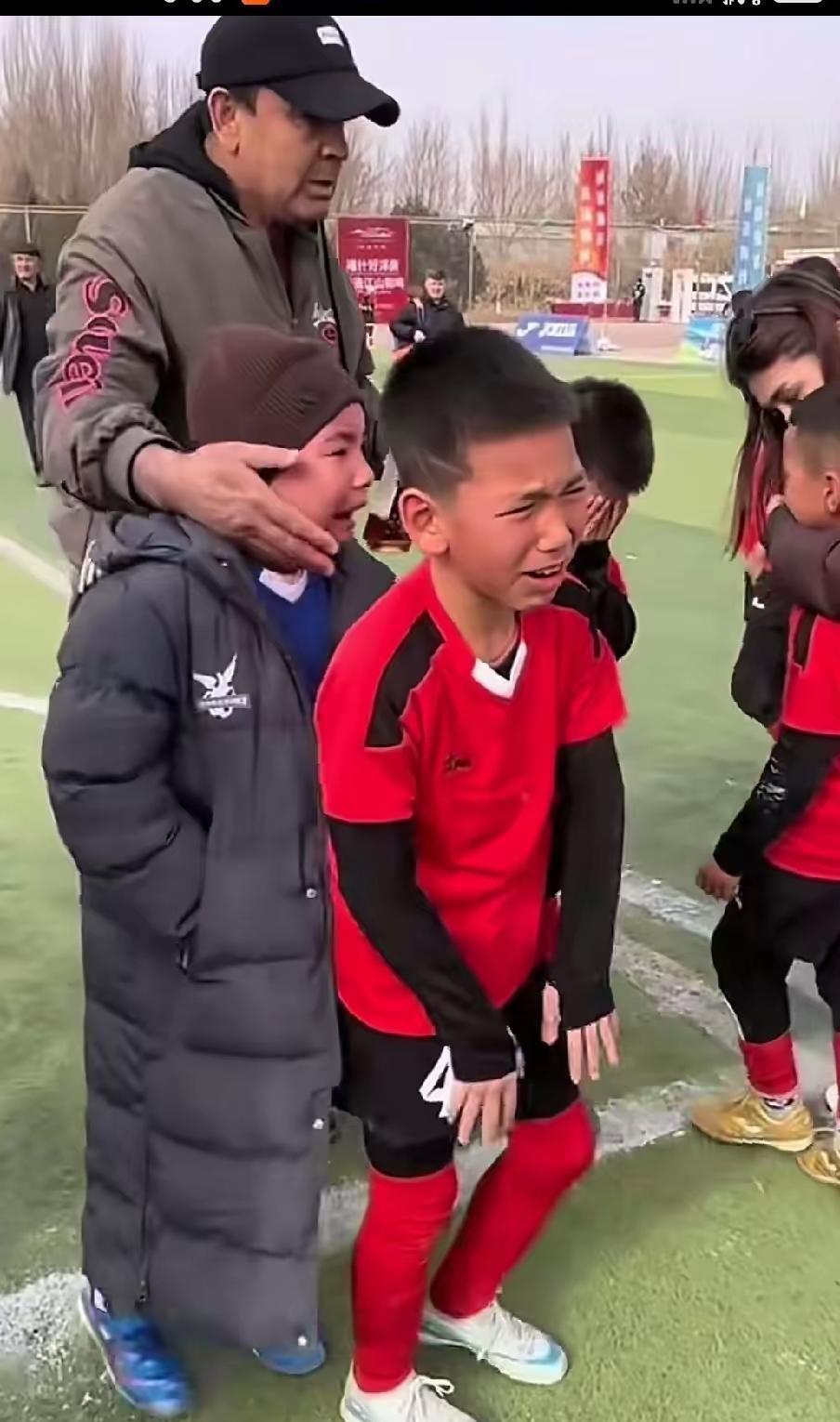 新疆少年足球队与董路带领的足球小将正面交锋，经过一番激烈较量，最终还是遗憾输掉了