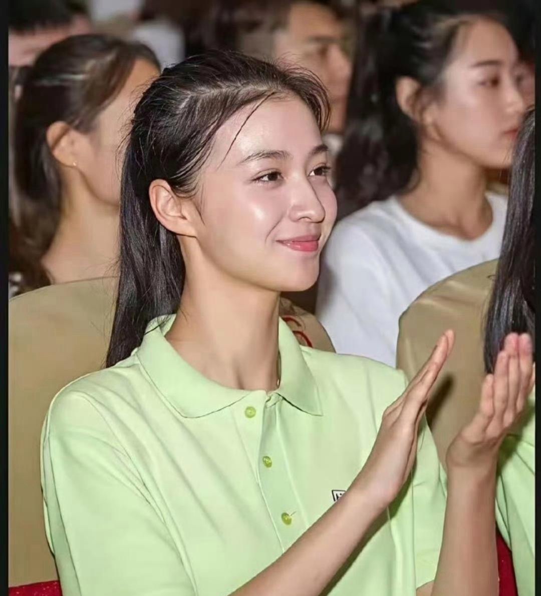 这是学生时期的王楚然，素颜颜值依旧出挑，这妥妥校花一枚。