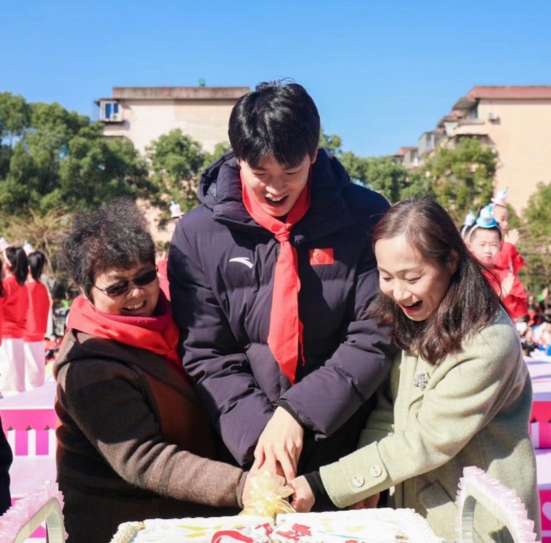 嗯嗯戴上红领巾就是小学生了🥺