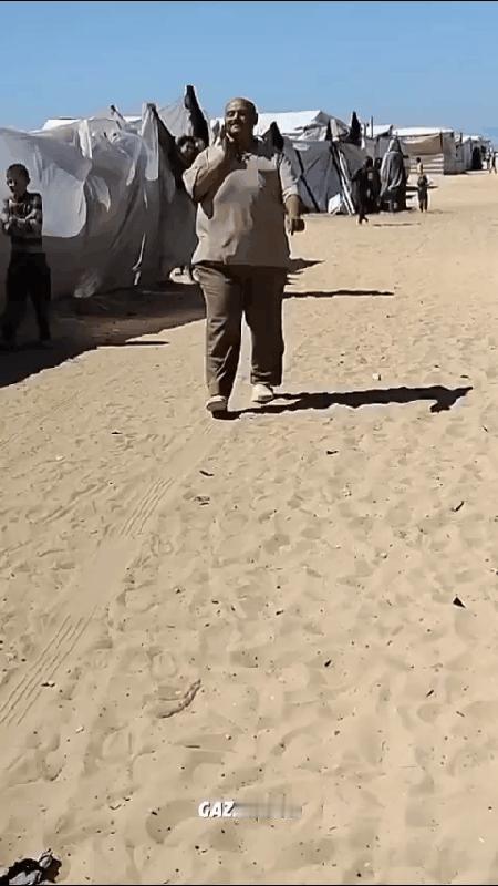 在加沙，这名饥肠辘辘食不果腹的巴勒斯坦人高喊：“我们需要面包，我们需要肉，我们需