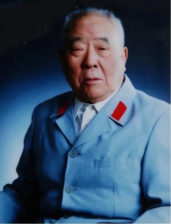 1950年，恩施分区司令员王定烈乘车去剿匪，途中得知参谋在出发前打了电话，感觉不