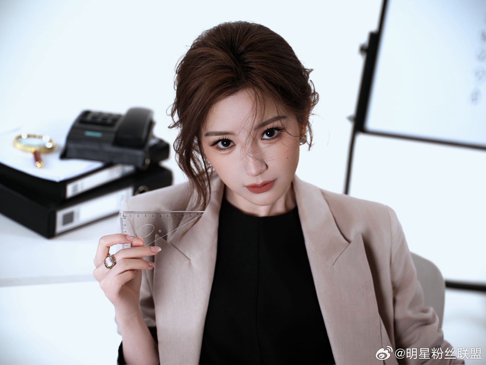 毛晓彤这组图完全妈咪级别谁还没被这组图惊艳到！从灵动妹宝升级优雅御姐，气质绝了，