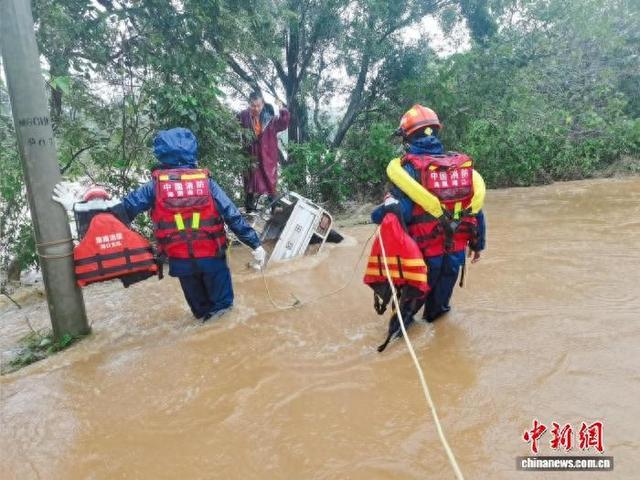 海南多地遭遇强降雨 消防紧急救援转移被困群众