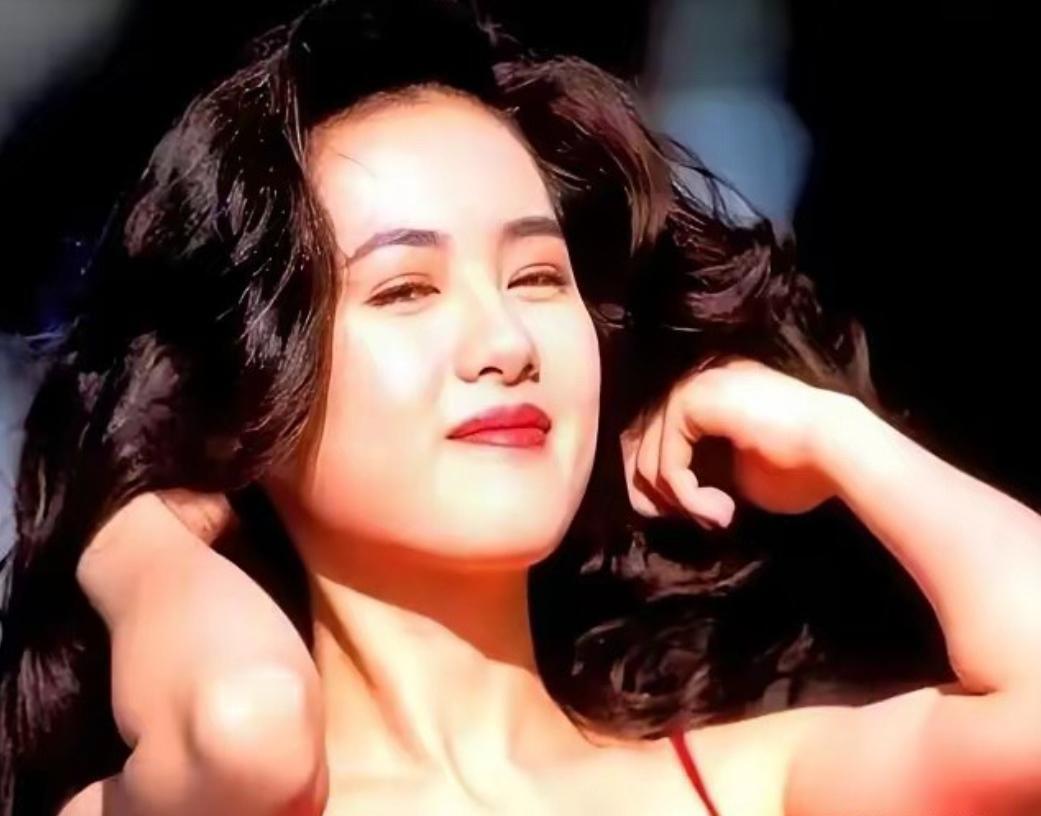 1996年，赚的盆满钵满马上就要结婚的李丽珍，因为禁不住王晶高达400万片酬的诱