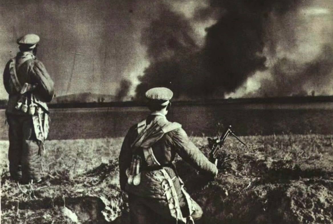 1950年，中国东北边防军士兵正在向鸭绿江对岸瞭望。历史知识​​​
