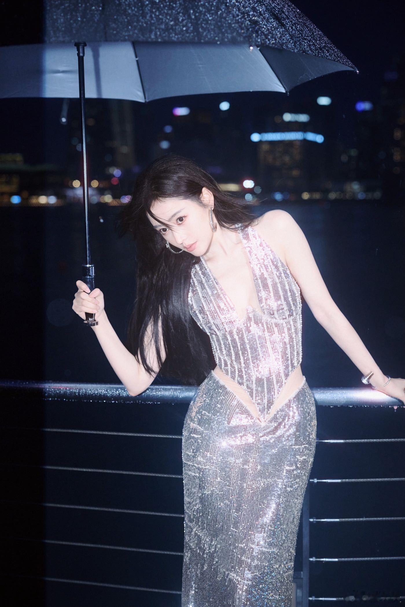 九年公益步履不停，以温柔为铠甲，用行动为病童撑起希望蓝天。张天爱幕前惊艳时光，幕