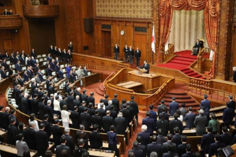 日本大选还没开打，自民党先给自己挖了个“坑”。众议院选举在即，执政党公布的284