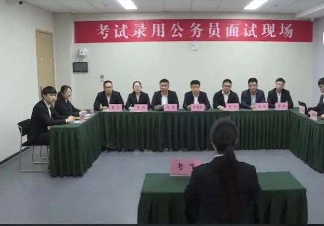 “什么时候保洁员能和公务员拿到一样的工资，实现薪资平等，才更符合公平理念！”网上