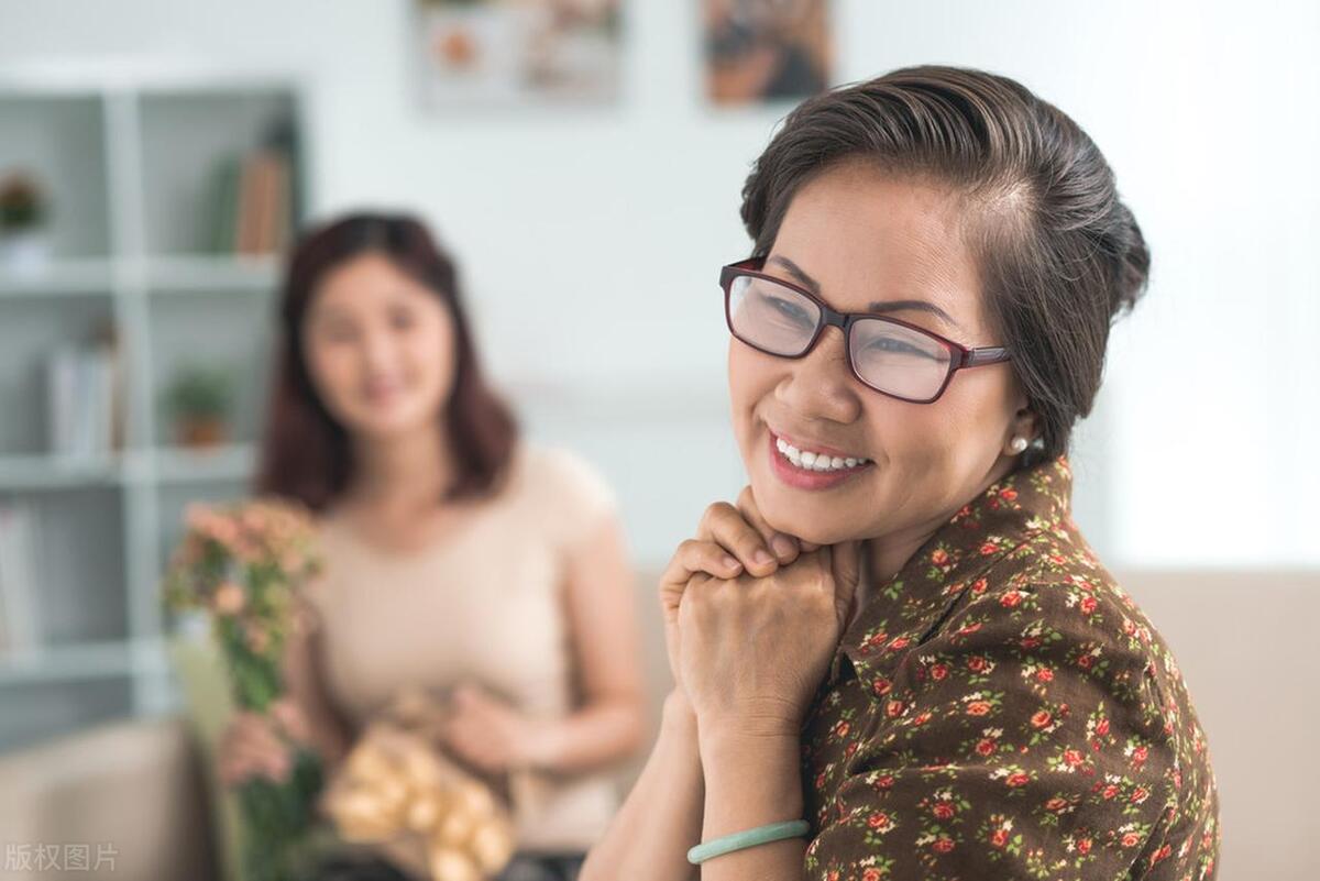 我同学的老妈，都60岁了，还是个恋爱脑。她爸四年前去世了，老妈一个人在老家感觉太