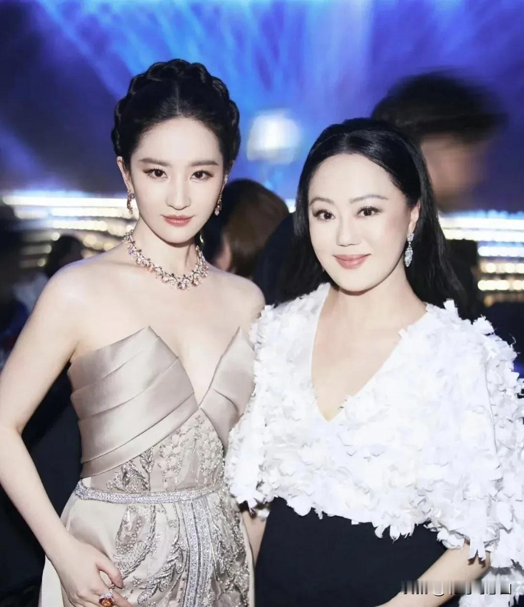 一直以来是章小蕙各种往玫瑰和亦舒上贴，笔名打扮看起来爱读书爱艺术，其实出书时亦舒