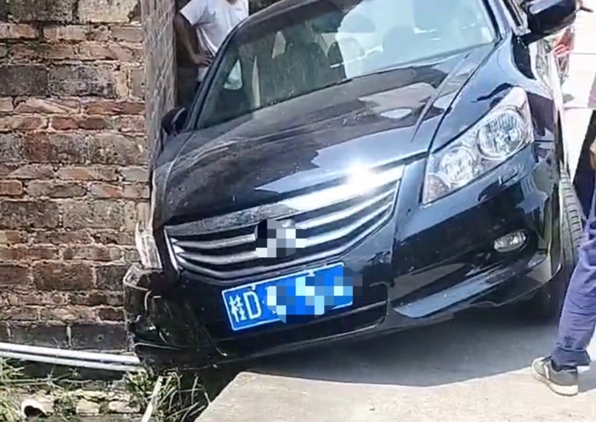 【桂D黑色小车撞到玉林乡村道路边受损】8月9日，一辆桂D车牌的黑色小轿车撞到玉林