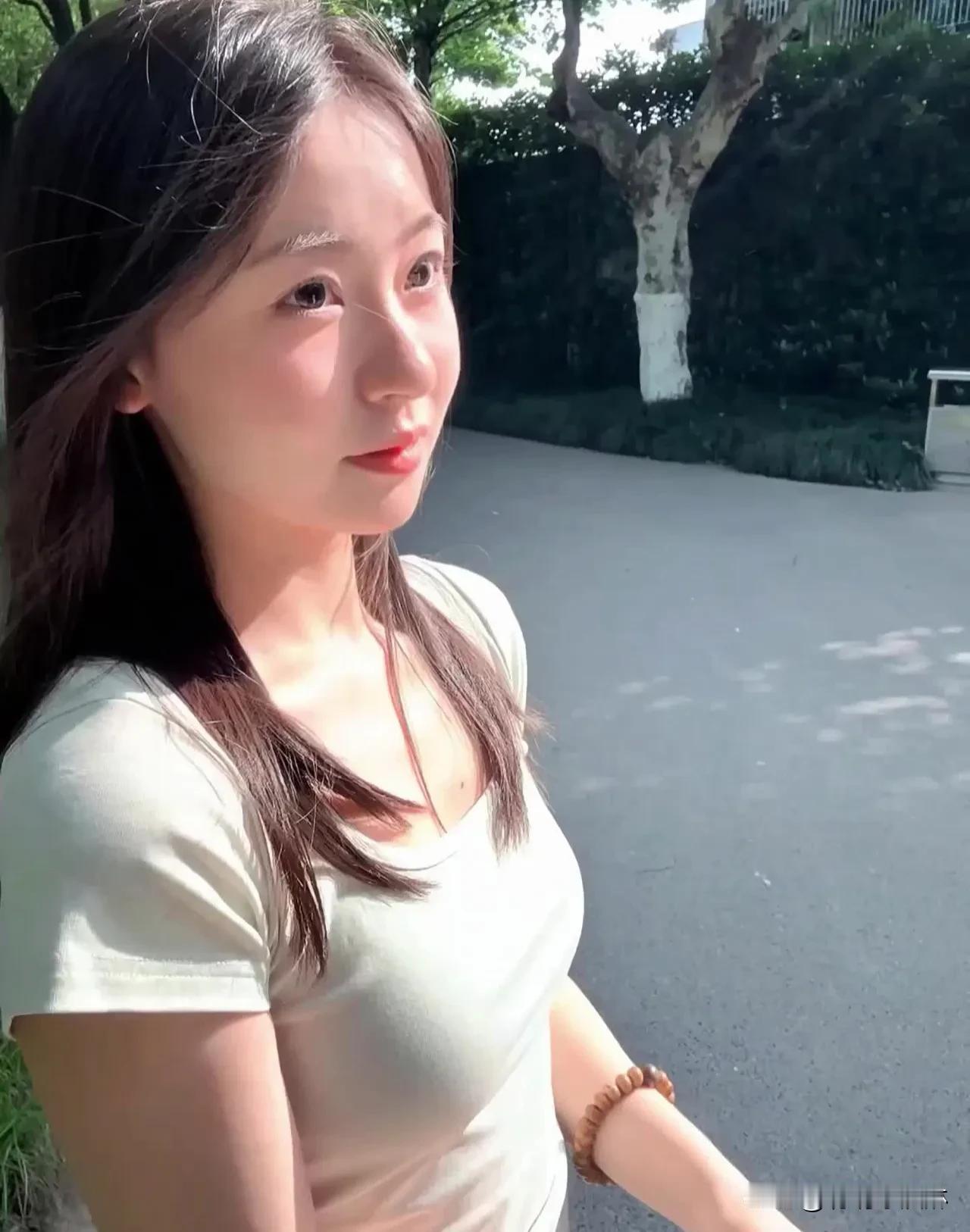 阳光女孩，自带光芒清晨一杯温水，午后一缕花香，运动、读书、微笑，每一步都