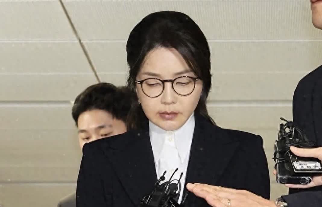 金建希在接受韩国检方问讯时，四个小时一言不发，这是什么招数呢？大概是尹锡