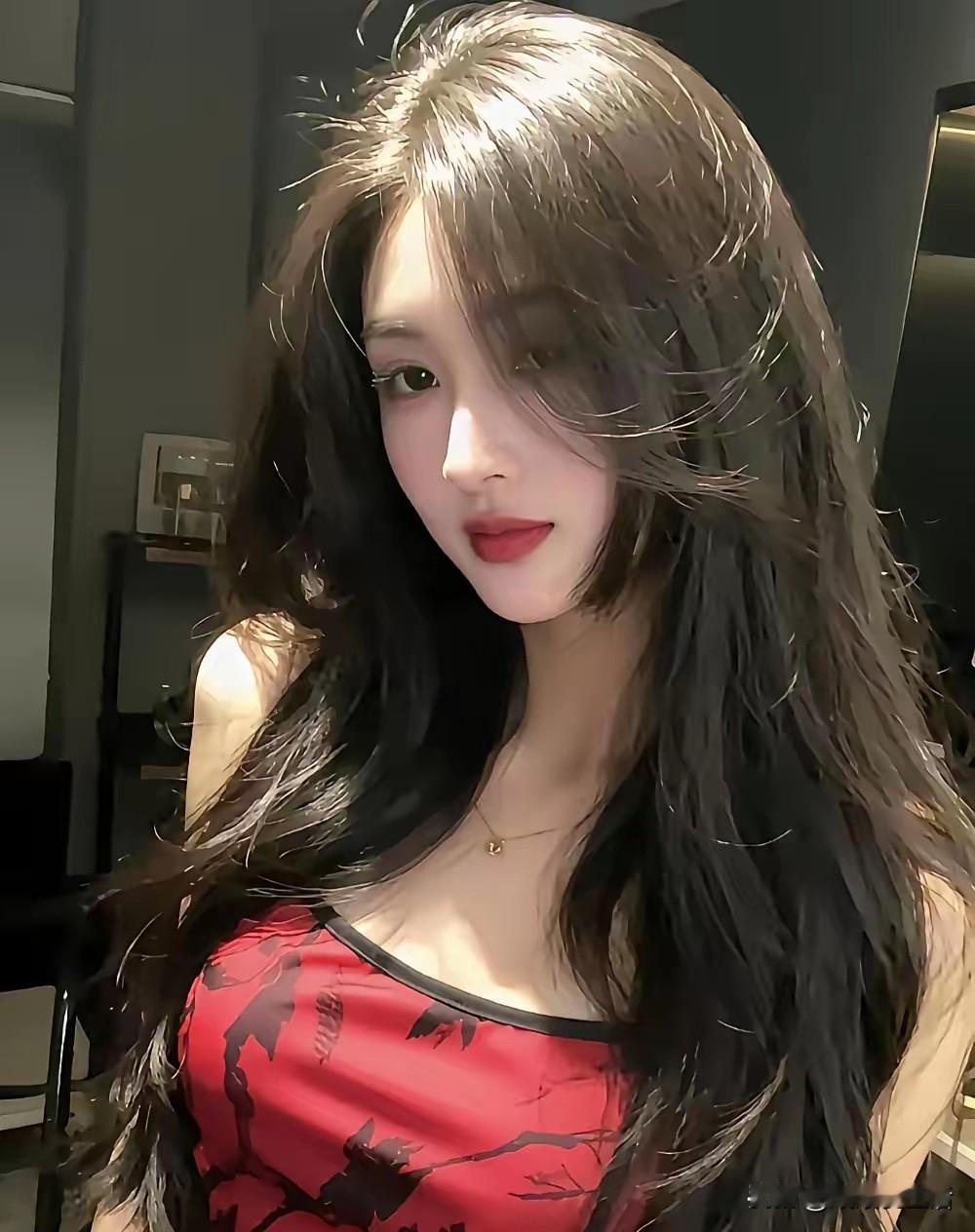 嘴真欠！昨天上午，我工位旁边来了个漂亮妹子，工间休息时，我和她聊天，她说是新来的