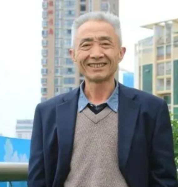 1977年，一个湖北穷小子高考考了289分，但由于消息闭塞，他就报考了华中师大，