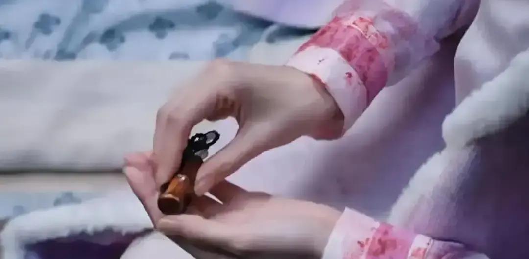 别再猜了。白莞那声“哥哥”，根本不是说给谢淮安听的。第8集，谢淮安重伤濒死