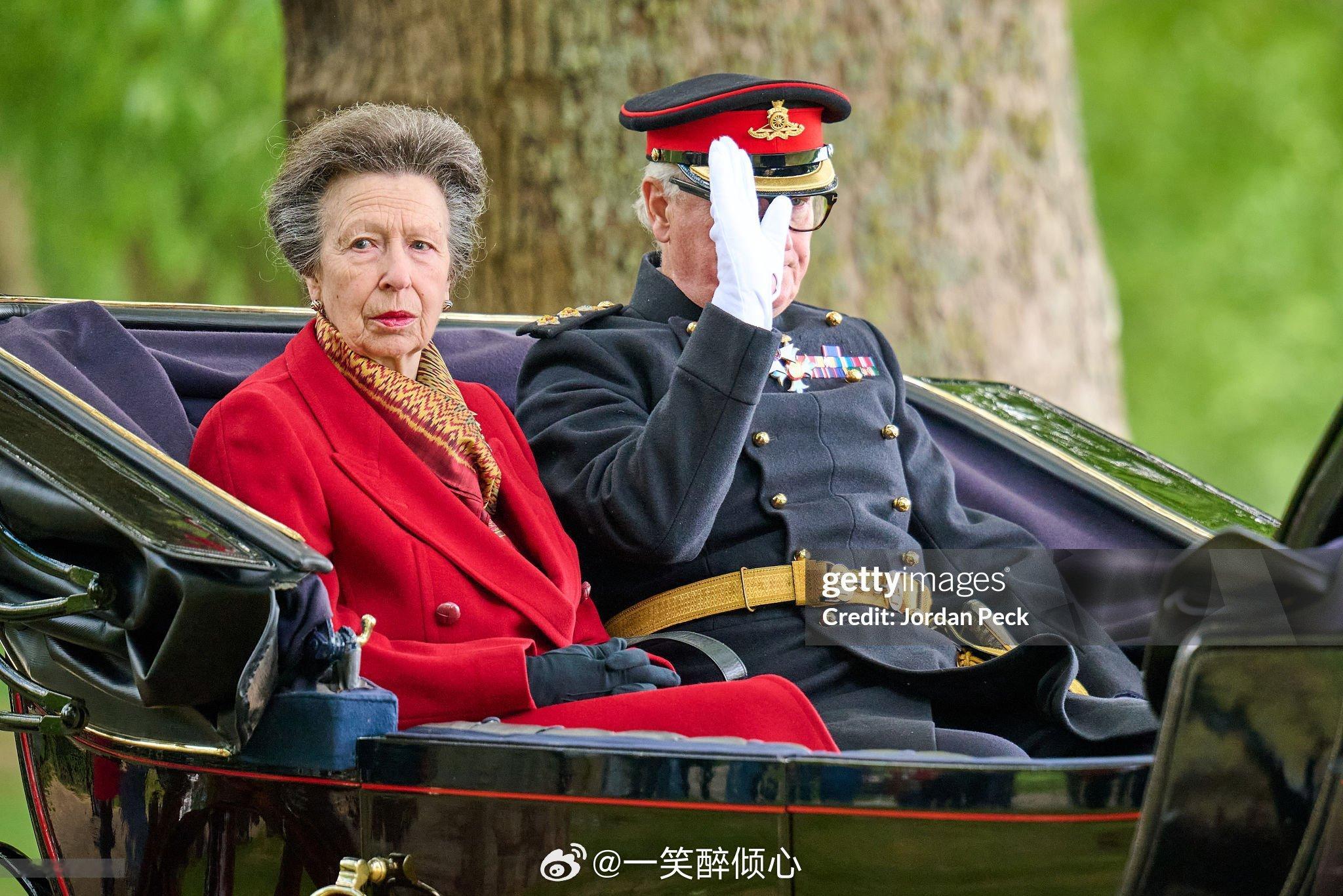 英国王室今天安妮长公主在伦敦海德公园参加国王部队鸣炮仪式，以纪念查尔斯三世和