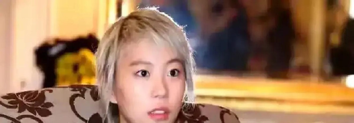 同一个航班，亲女儿躺在头等舱，继女却安排去挤经济舱，李亚鹏当年就因为这两张机票，被全网痛骂了三天三夜