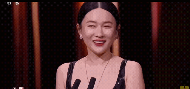 霍思燕是舒适太久了吧！放弃形象管理的她看着好奇怪。霍思燕在金鸡奖的颁奖典礼上担