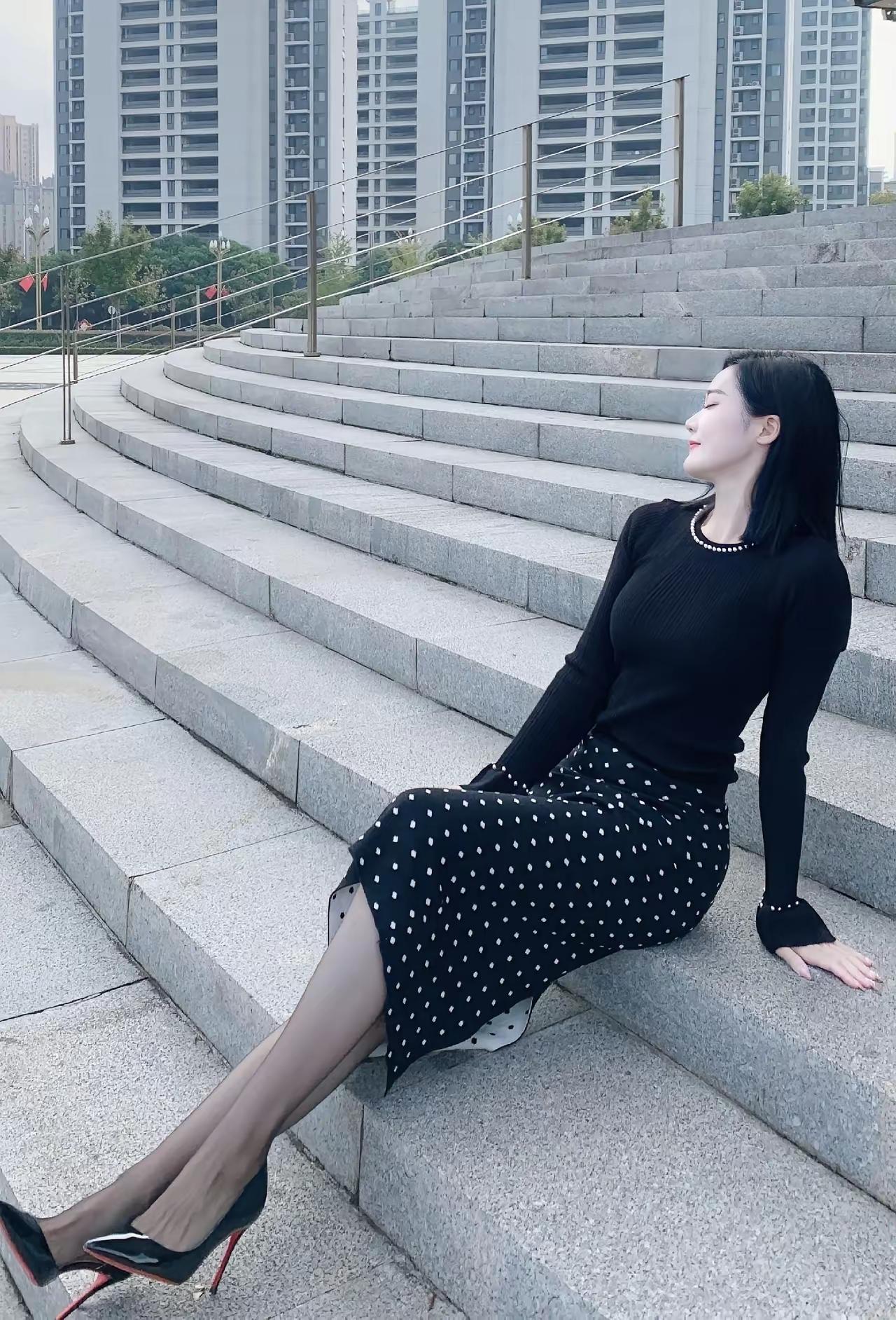 修长的身材匀称曼妙，大长腿格外吸睛，这样的美女你打几分？