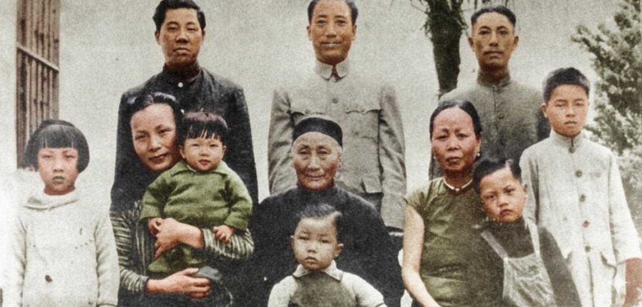 这张罕见的全家福里，后排正中的戴笠，是掌控着庞大特务网络的“军统教父”，但在母亲