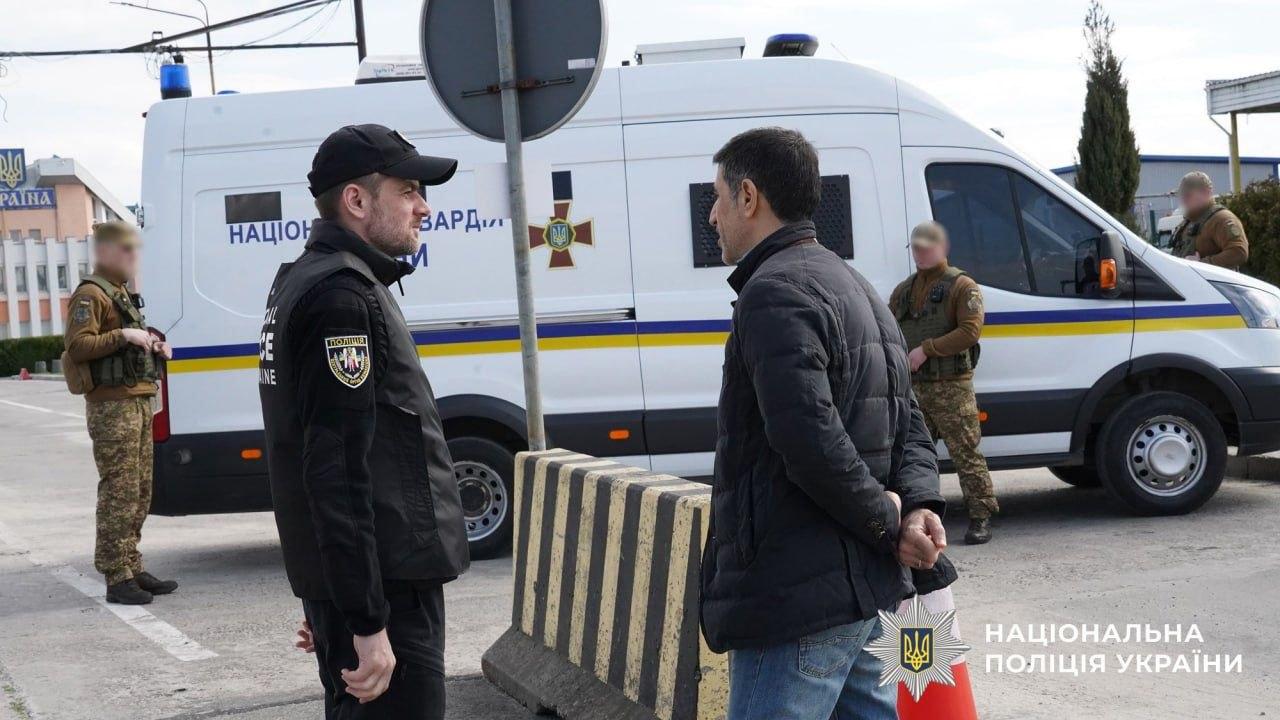 乌克兰国家警察近日应阿塞拜疆请求，将一名被俘的俄军士兵正式移交阿方，该士兵将面临