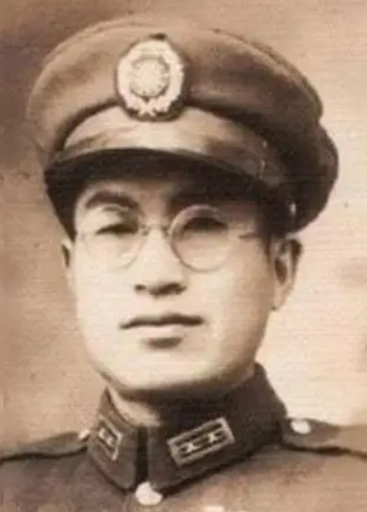 1974年，<em>李延年</em>在贫病交加下死去，他的黄埔一期同学黄杰在操办葬礼时，忍不住大骂