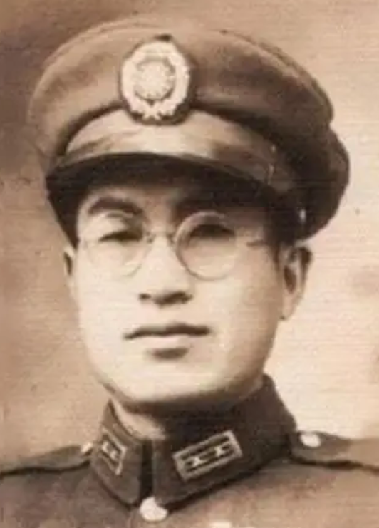 1974年，李延年在贫病交加下死去，他的黄埔一期同学黄杰在操办葬礼时，忍不住大骂