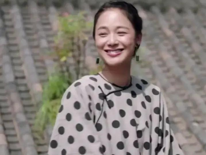 嫁给导演的大美女那么多，我最喜欢的就是周韵。两人出演《天地豪情》时，周韵就主动