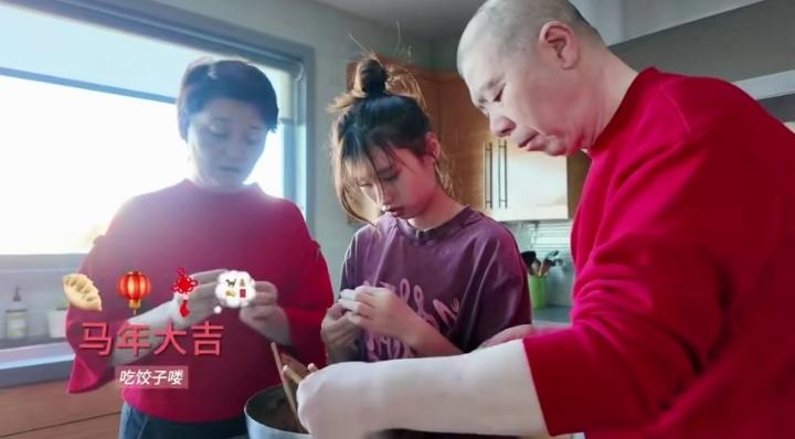 冯小刚、徐帆专程飞往美国，陪养女徐朵一起过春节，一家三口有说有笑，团团圆圆，幸福