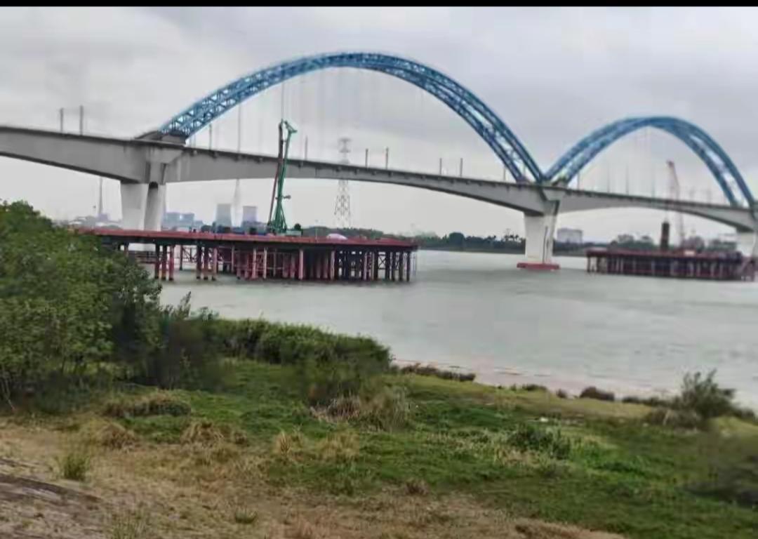 不用争了，看报道说是一点安全警示都没有。这肯定是施工方要承担责任。我是做工程检测