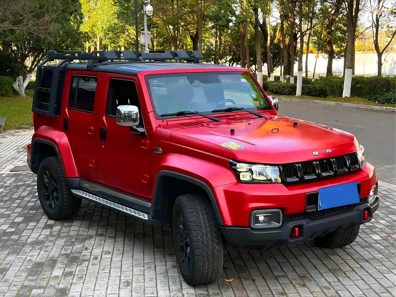 这是一台红色bj40刀锋英雄柴油重装版。其实是很多改装车厂后期改装的产品。Bj