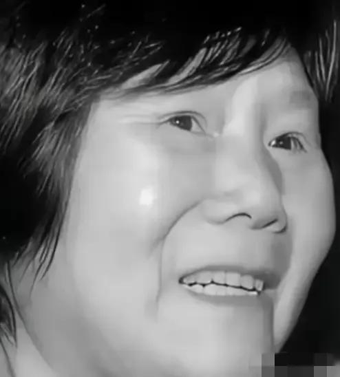 1975年，湖北神农架几名妇女正在田里挖洋芋时，一位女孩因为内急跑去树林中解决，