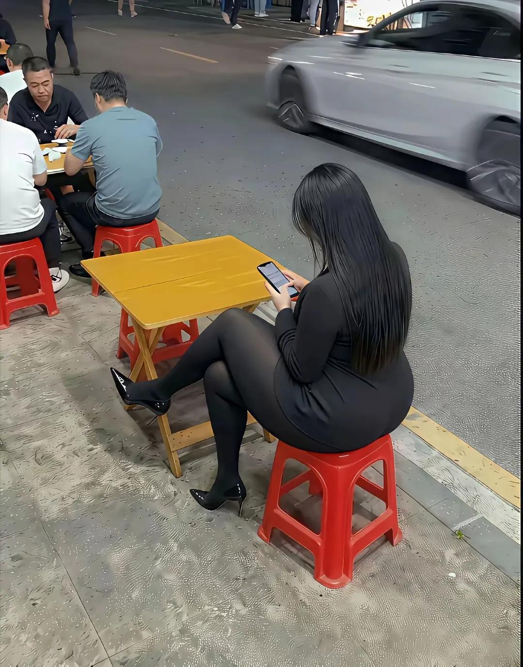 大姐大往这一坐，准备撸串还来两扎啤，这架势太飒了！不过大姐大们要是身体允许，偶尔