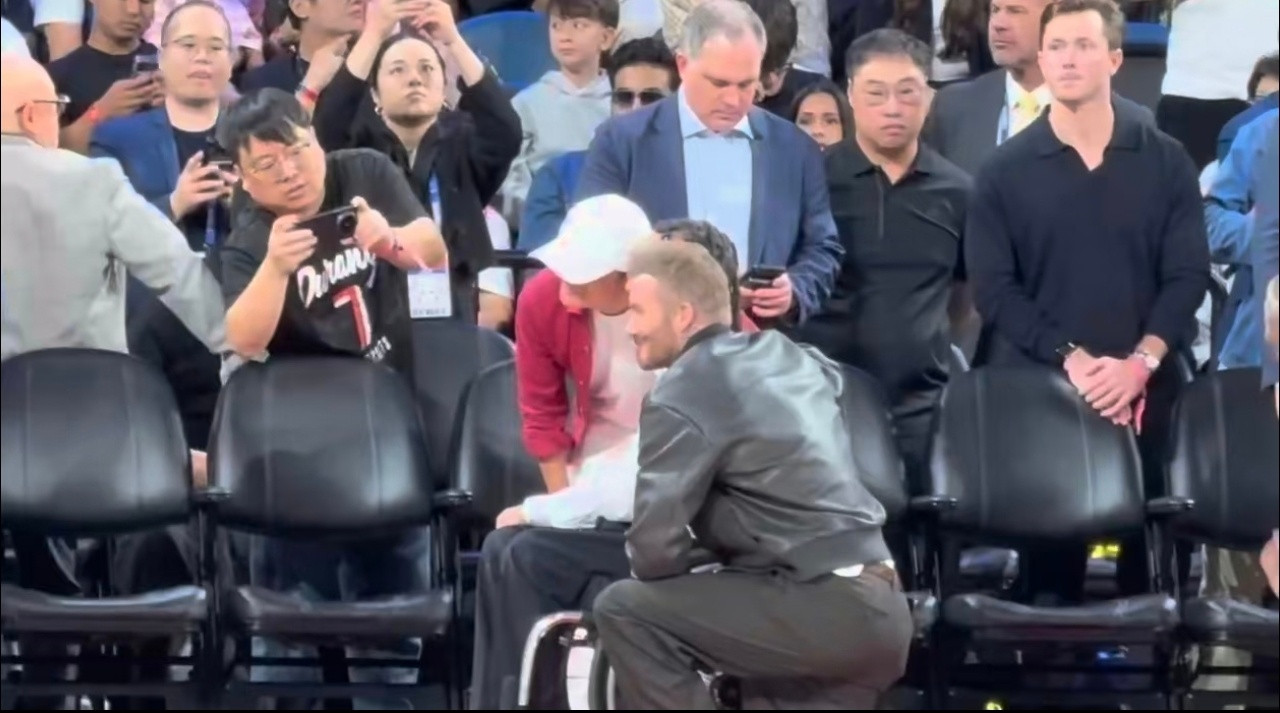 马云现在很少露面，每次被拍都是模糊不清的偷拍[捂脸哭]马云贝克汉姆蹲下与轮椅球迷合