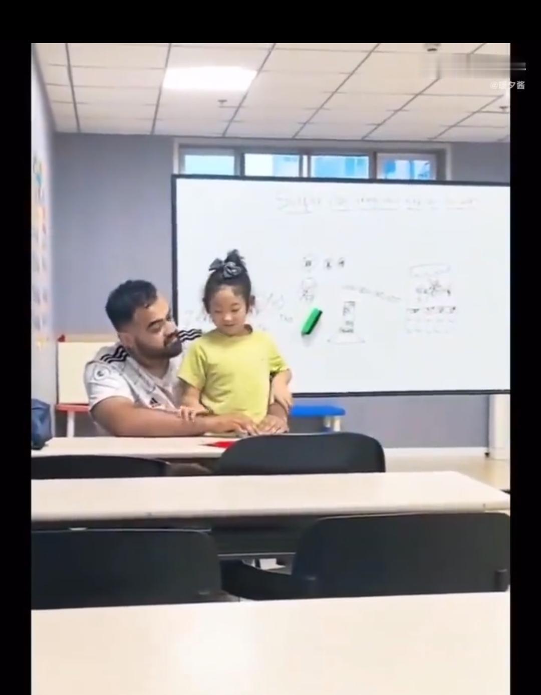 男幼师把小女孩抱腿上教英文，这合适吗？教育部准则没逐条写“不能抱腿上”，但明