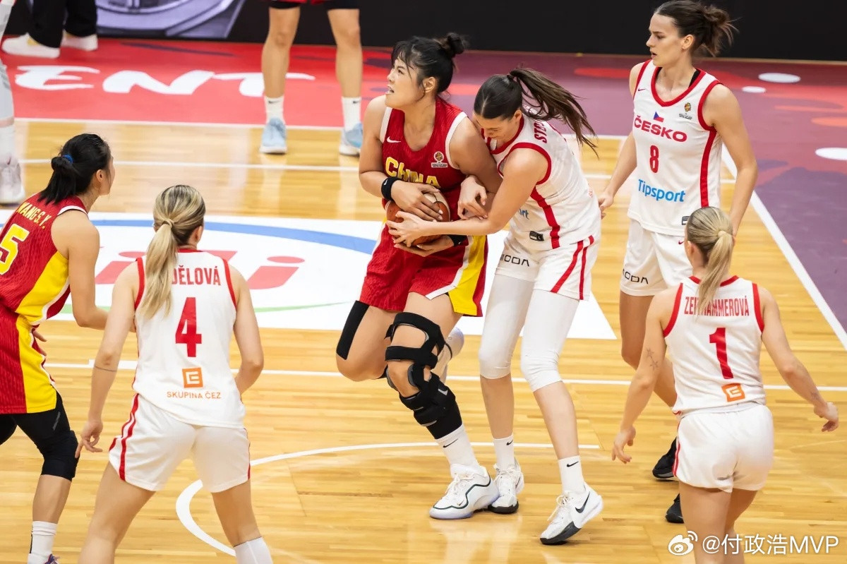 中国女篮战胜捷克女篮尽管中国女篮领取世界杯门票，但胜不足喜。中国女篮第四节