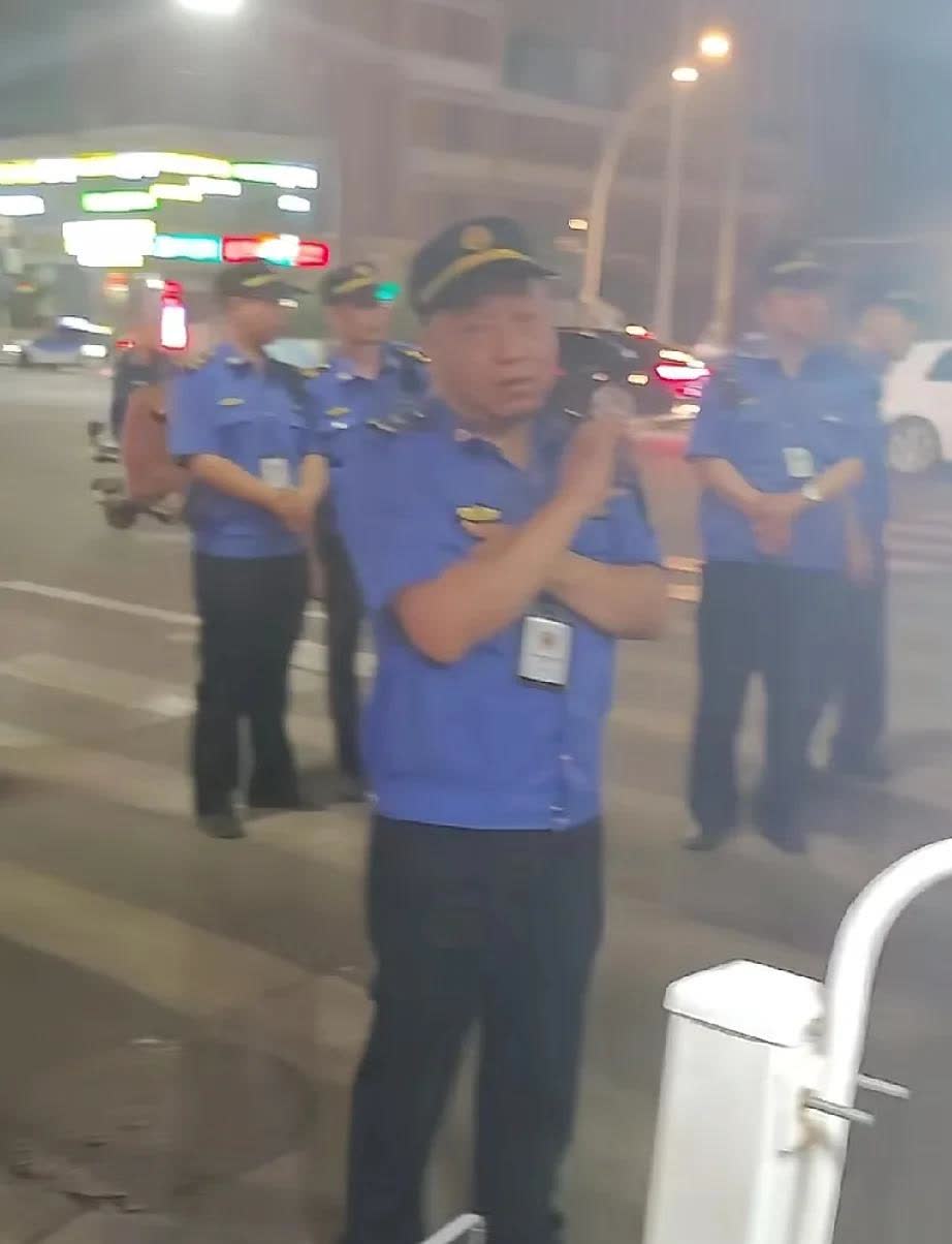 太原终于开始整治溜达串了！以前吃烧烤的人如今干起了烧烤摊，整个城市露天烧烤盛