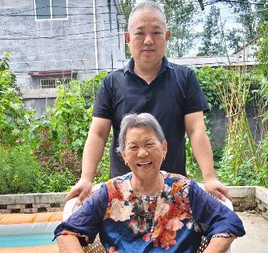 郑州一家牛肉汤店的停业告示火了。“因慈母想儿，故回乡绕膝陪伴。待到秋风起、落叶黄