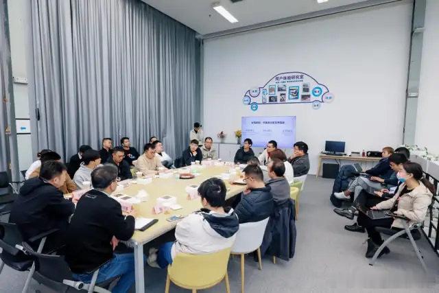 谁能想到，东风日产N7这波火，竟是靠“自己卷自己”？上市就跟开了挂似的，在合资新