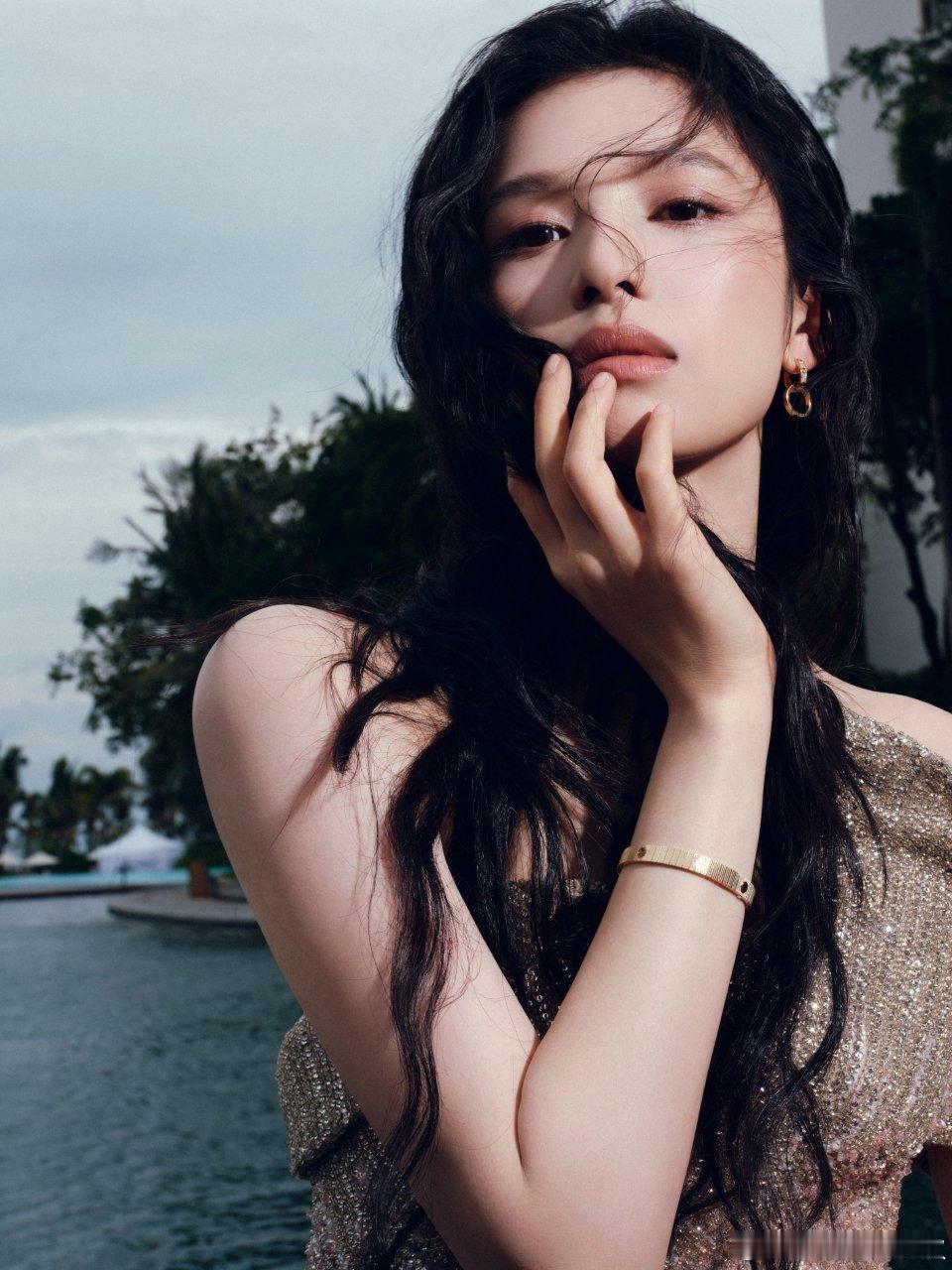 张婧仪眉骨遮光张婧仪这骨相权威成啥样了，不管是顶着太阳光还是灯光，眉骨的影子都