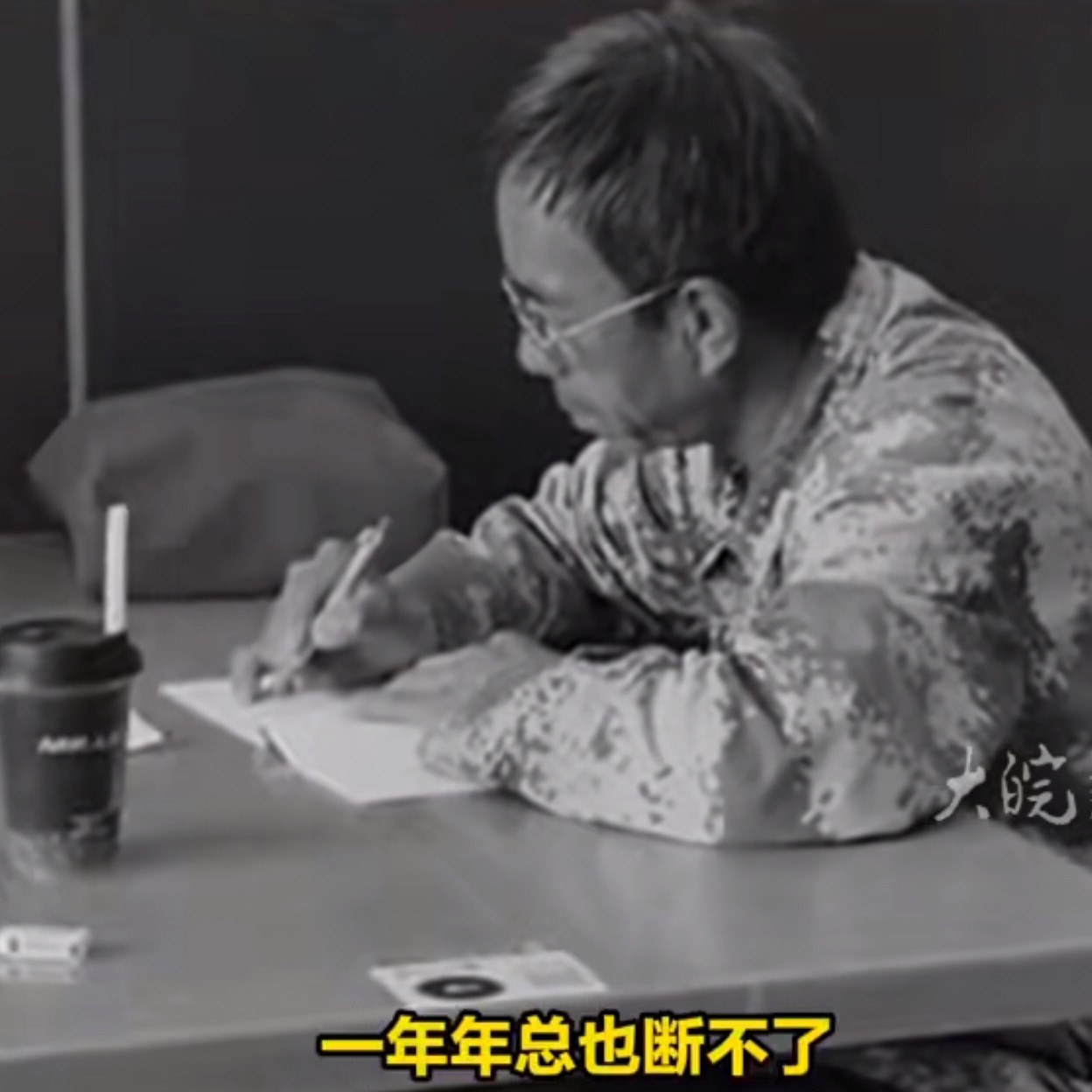 60岁大爷写哭700万人！这篇《我的母亲》戳碎多少人的心“坟头上的草青了又黄