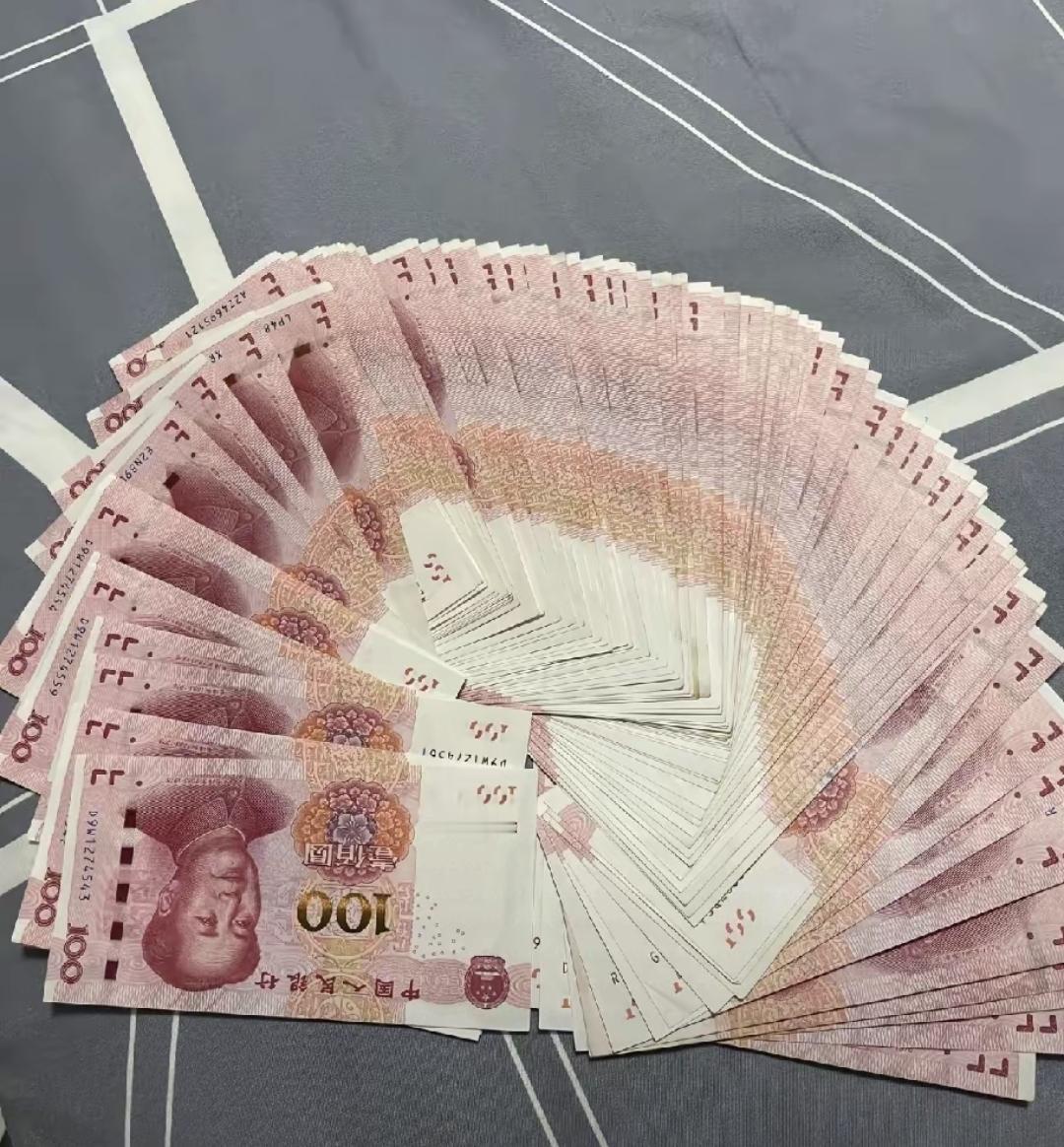 今天翻衣柜找旧衣服，摸出去年包在塑料袋里的三千块，纸币有点潮，边角发软。专家