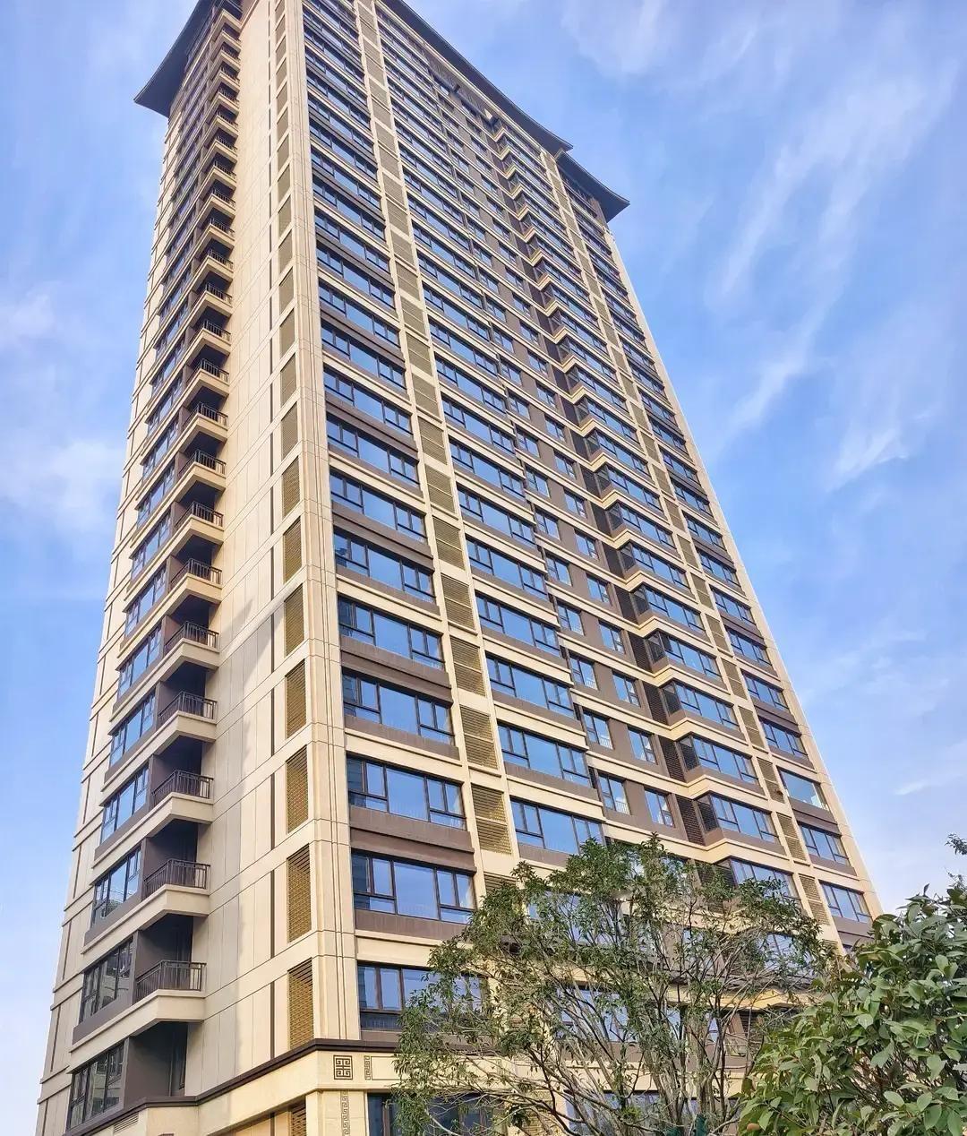 同事昨天跟着中介跑断腿，看了七套房，回家就甩给我一句：不买了，全是炒房客在出货。