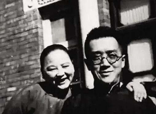 1923年，32岁的胡适在杭州养病时出轨了表妹曹诚英，不久曹诚英怀孕。胡适回家和