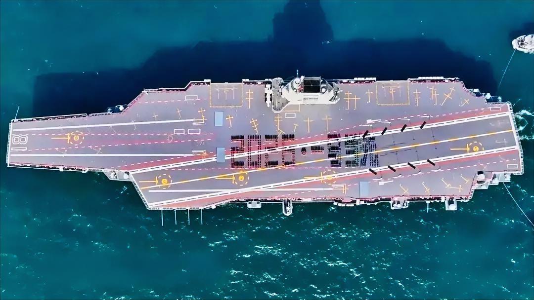 福建舰全体指战员给大家贺“元旦”了！他们在甲板上摆出了“2026·一马当先”