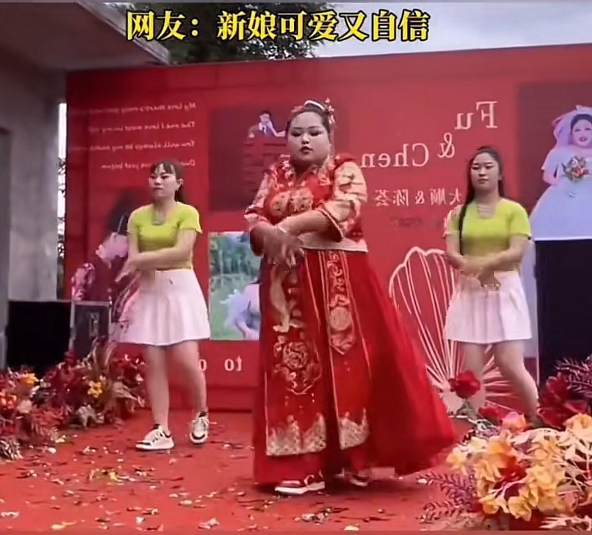 新娘婚礼现场当起领舞,以为是三个人原来是四个!肚子笑疼了,后面一个人太小白忙了,