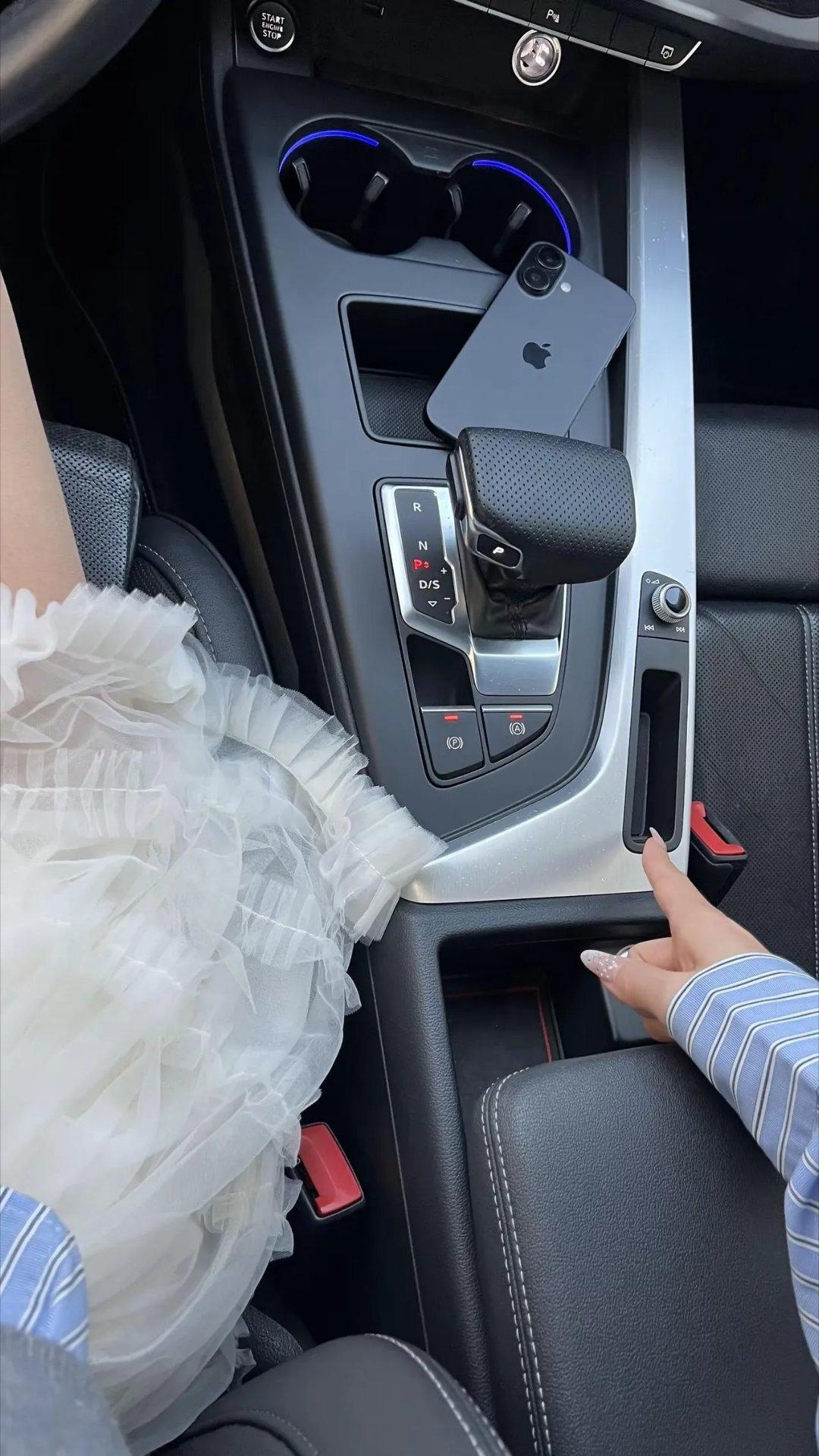 开了3年多的奥迪，一直想不明白，这个凹槽是用来放啥的，车钥匙也放不了，车友们，你