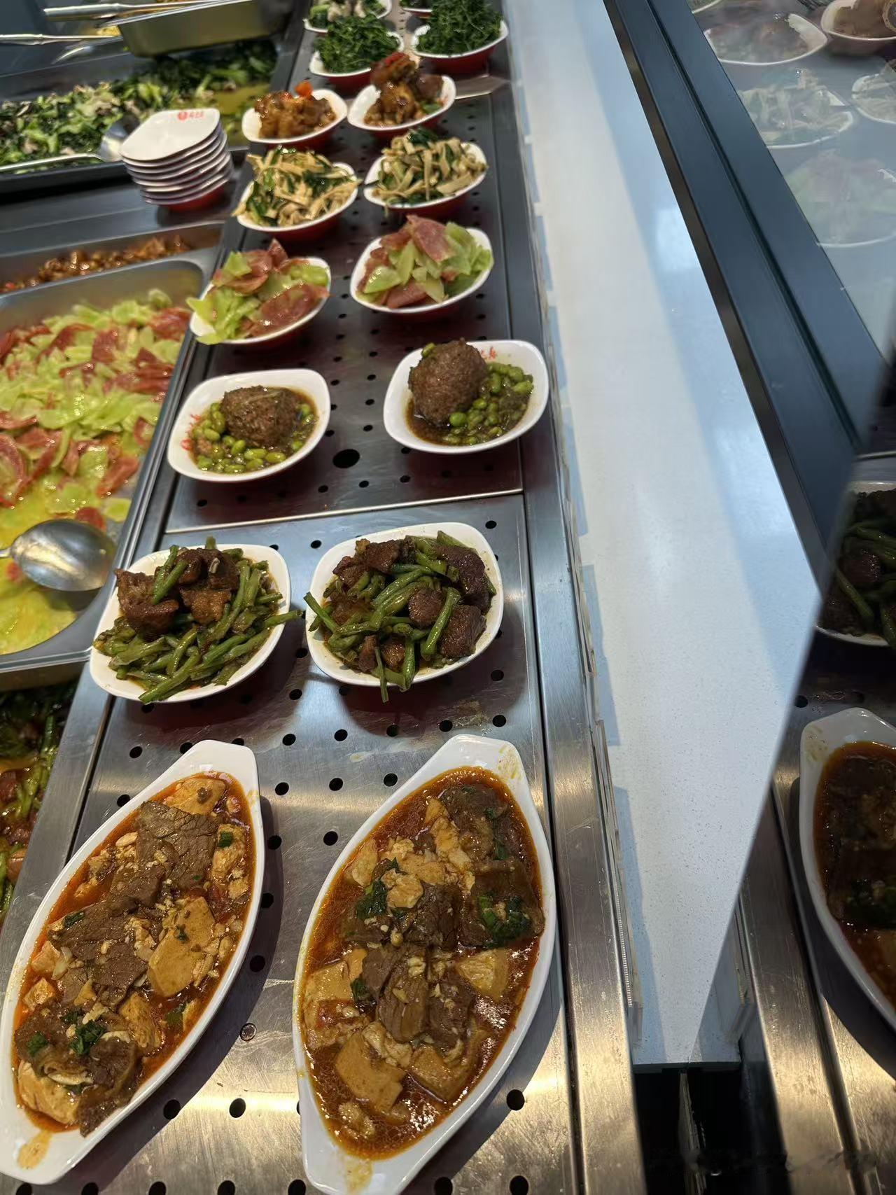 江苏泰州市春云社区食堂搞得红红火火，每天都跟过年一样，菜肴美食，应有尽有，老年人