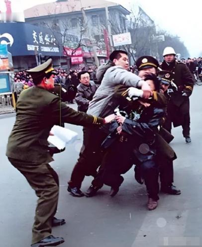 1994年的临汾城里，天黑之后，舞厅的彩灯一盏接一盏亮起来，可那些店主们却紧张得
